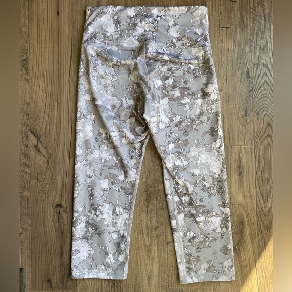 Old Navy Active Capri Workout Pants - Picture 2 of 2